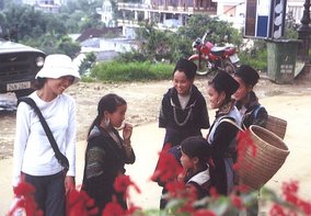 Mädchen in Tracht, Sapa